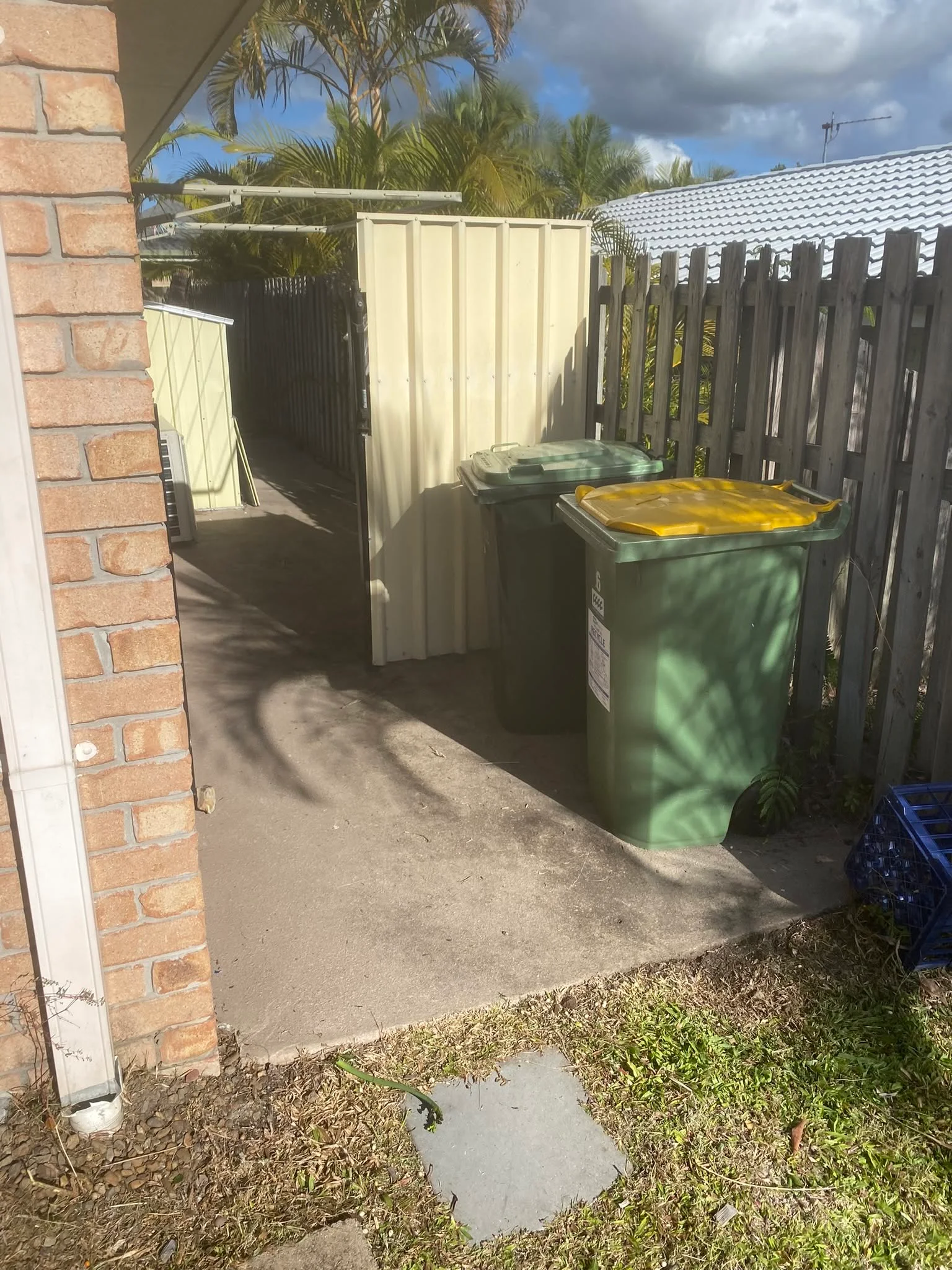 Side passage of residential property, Molendinar