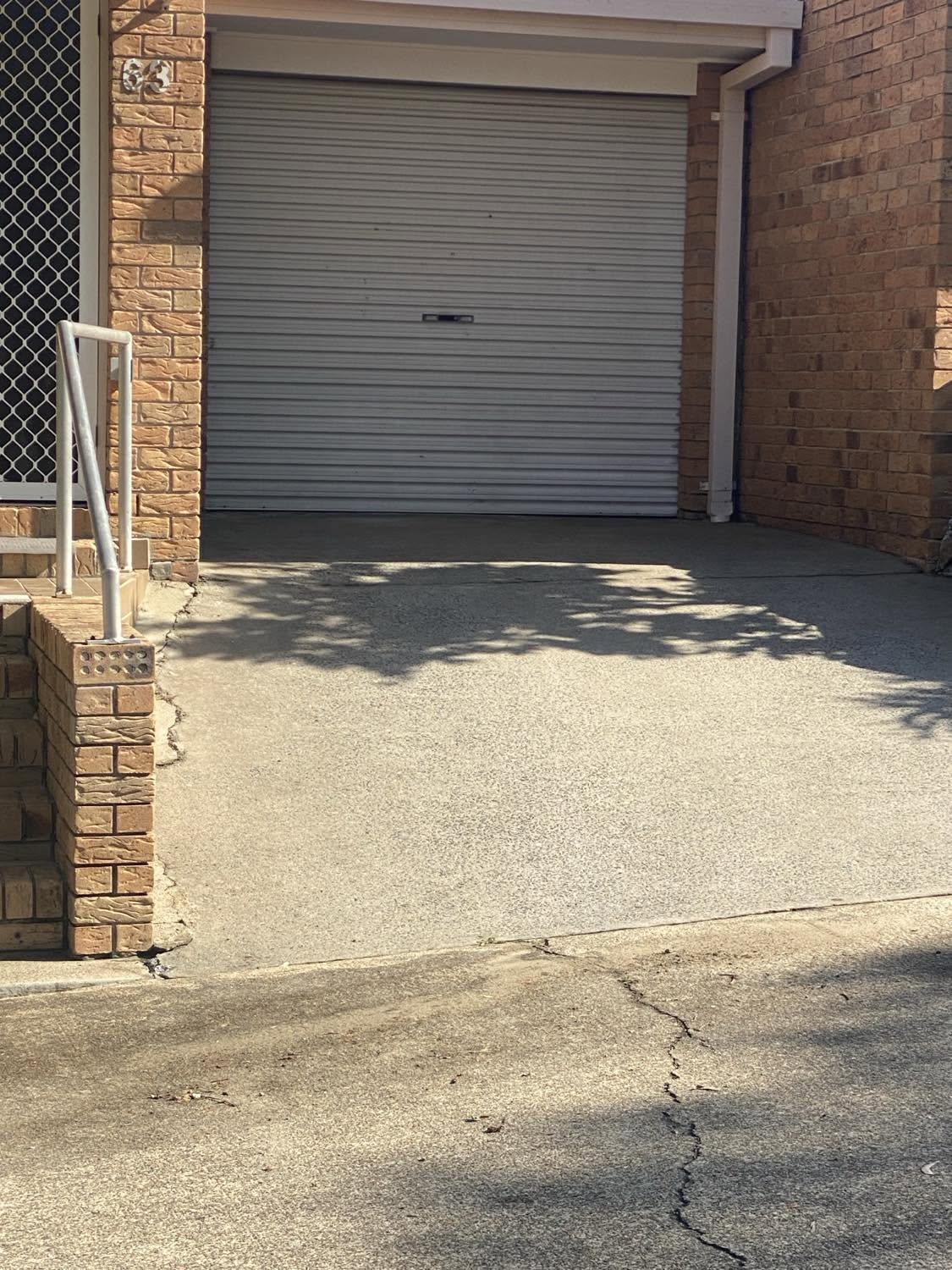 Clean concrete driveway and garage after pressure cleaning, Molendinar